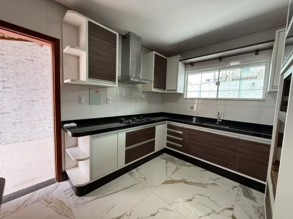 Imagem Casa à venda em Vitória da Conquista-BA, no bairro Felícia: 3 quartos, 1 suíte, 1 sala, 2 banheiros, 4 vagas de garagem, 123m².