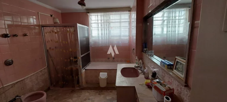 Imagem Apartamento com 228m², quadra da praia do Gonzaga, 3 dormitórios, dependência completa, 1 vaga!