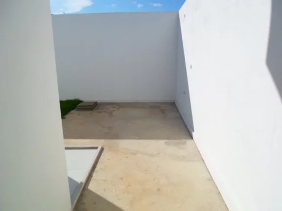 Imagem Casa Linear composta por: 2 quartos, sendo 01 suite, Sala de estar e jantar, Banheiro Social, Cozinha Americana, área de serviço, vaga de garagem; ár