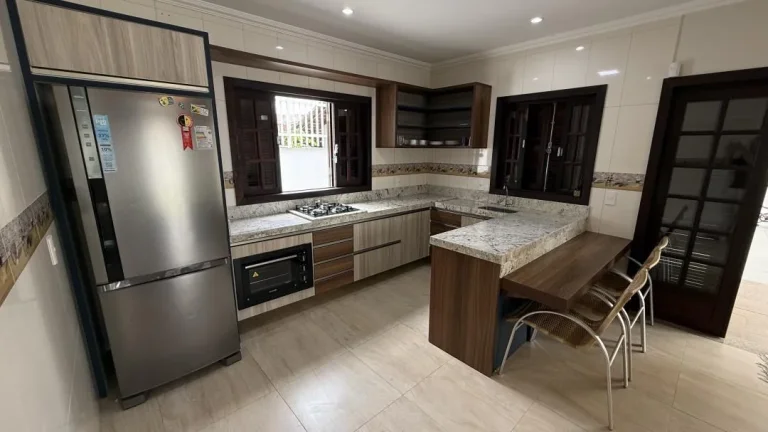 Imagem Casa a 120m do mar com 3 quartos (2 suítes), 209m² de área construída e 251m² de terreno, em Itacolomi, Balneário Piçarras - Adriano Carpes Imóveis vende!