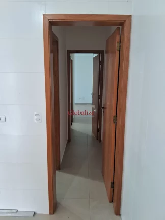Imagem Casa sobreposta alta em Santos no bairro da Aparecida com varanda de frente na sala, 2 suítes e uma vaga de garagem a venda por R$ 830.000,00