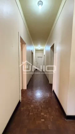 Imagem Casa com Amplo Terreno - No Centro