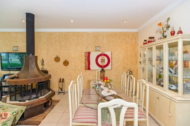 Imagem CASA TÉRREA JD SAÚDE 209,00 M 3 DORMITÓRIOS SENDO 2 SUÍTES SALA 3 AMBIENTES AMPLOS LAREIRA COZINHA ÁREA SERVIÇO CHURRASQUEIRA SALÃO FESTAS 4 VAGAS