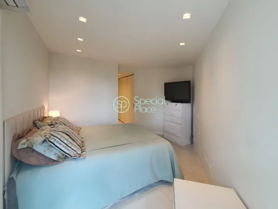Imagem Cobertura triplex localizada em frente ao Parque Burle Marx, com vista ampla para a cidade e ao PalÃ...