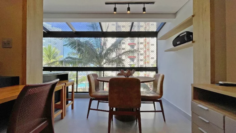Imagem Espetacular apartamento decorado com vista deslumbrante para o mar.