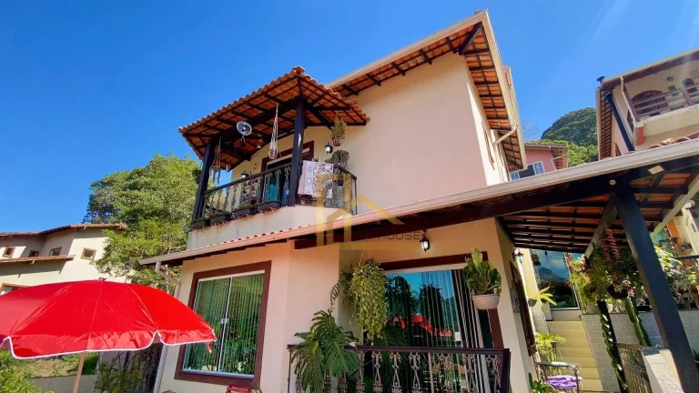 Imagem Aconchegante casa com 3 quartos em condomínio Clube, com Vista Perene Para a Mulher de Pedras em Vargem Grande Teresópolis-RJ.