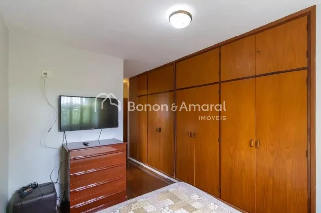 Imagem Casa espaçosa disponível para venda, com 5 quartos, incluindo 2 suítes, e 4 banheiros. O imóvel ...