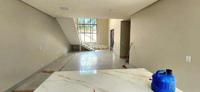 Imagem Sobrado de alto padrão, 4 suites plenas, uma com closet, piscina e área gourmet, no bairro Setor Jaó, em Goiânia-GO