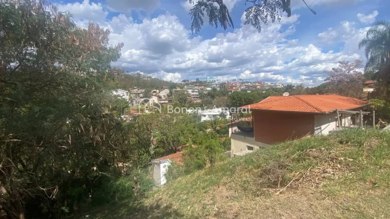 Imagem O lote tem 618 m² em declive, localizado ao lado da mata, garantindo contato direto com a natureza,...