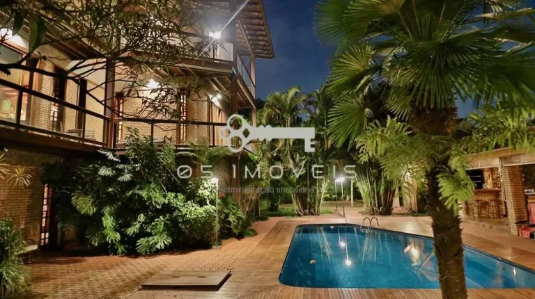 Casa alto padrão à venda na Aldeia da Serra com 7 suítes e espaço gourmet