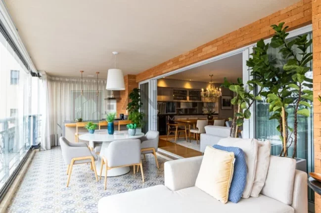 Imagem Com 273 m² de pura sofisticação, este imóvel conta com 4 quartos e 5 banheiros, sendo 4 suítes, incluindo uma suíte master com banheira e closet. Loc