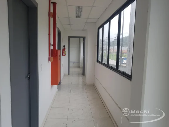 Imagem Galpão 1.500m² com Doca para Alugar em Joinville – Becki