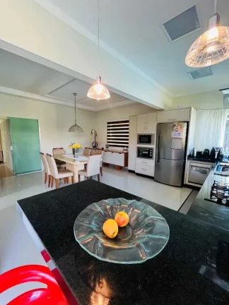 Imagem Casa com 3 dormitórios sendo 1 suíte e 5 vagas de garagem no bairro Parque Guarani em Joinville SC