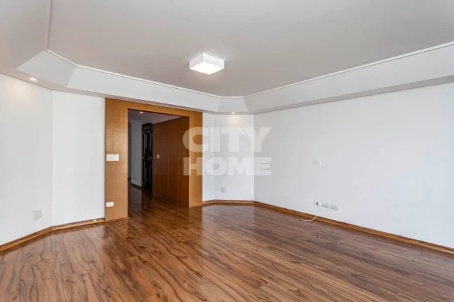 Imagem Lindo apartamento com 240m2, 3 dormitórios ( 1 suíte ) e 2 vagas na garagem. Apartamento impecáve...