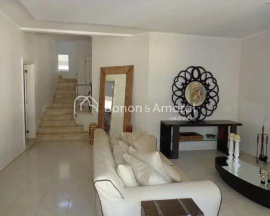 Imagem Lindo sobrado com 394 m² de área construída. A residência possui uma sala ampla para três ambie...