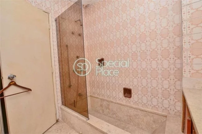 Imagem Ótima oportunidade para reforma. Apartamento com planta quadrada, 230m2 de área privativa, 3 dormi...