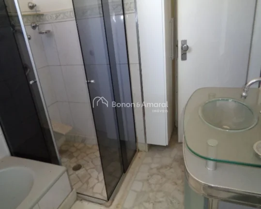 Imagem Amplo e iluminado apartamento com 3 + 1 dormitórios com armários embutidos, sendo 1 suíte. A sala...