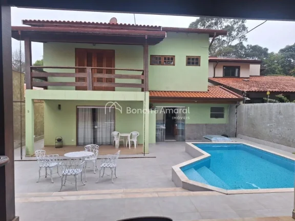 Imagem Belo sobrado em estilo colonial localizado em rua tranquila no Loteamento Caminhos de San Conrado. N...