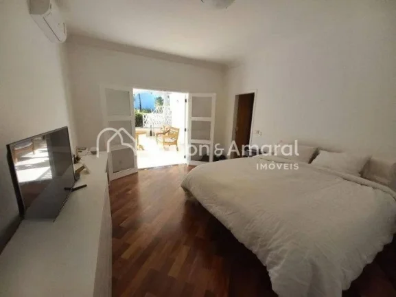 Imagem OPORTUNIDADE! 
Casa de alto padrão, bem situada no condomínio, em rua de pouco tráfego, ambientes...