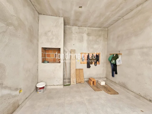 Imagem Casa geminada em construção, 3 quartos (1 suíte), 98m² de área útil, 150m² de terreno, sala, cozinha, 2 banheiros, área gourmet com churrasqueira e 2 vagas.
