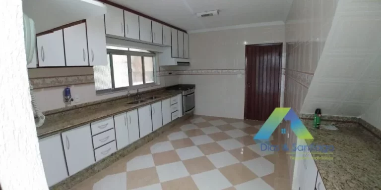 Imagem SANTO ANDRÉ Sobrado 350M², 3 suítes, espaço gourmet, 5 vagas com ótima localização e valor !!!