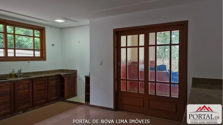 Imagem Casa a venda no condomínio Ipê da Serra, casa com armário e área de lazer com piscina. Venha conhecer no Portal de Nova Lima Imóveis - 31.98511-8000