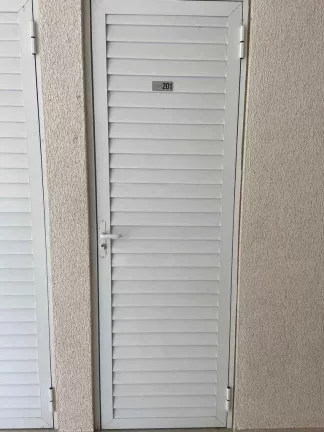 Imagem Apartamento com 3 dormitórios sendo 1 suíte e 2 vagas de garagem em Bombas, Bombinhas/SC