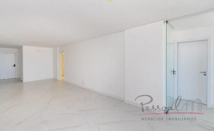 Imagem Sua espaçosa planta, três suítes, quatro banheiros, sacada ampla com churrasqueira e a vista magn...