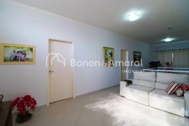 Imagem Casa à venda em condomínio fechado em Campinas - SP. 
Linda casa assobradada com amplo living para...