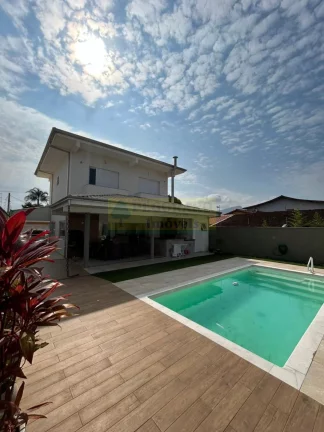 Imagem Luxo e Conforto: Casa de Alto Padrão à Venda no Jardim Britânia, Caraguatatub