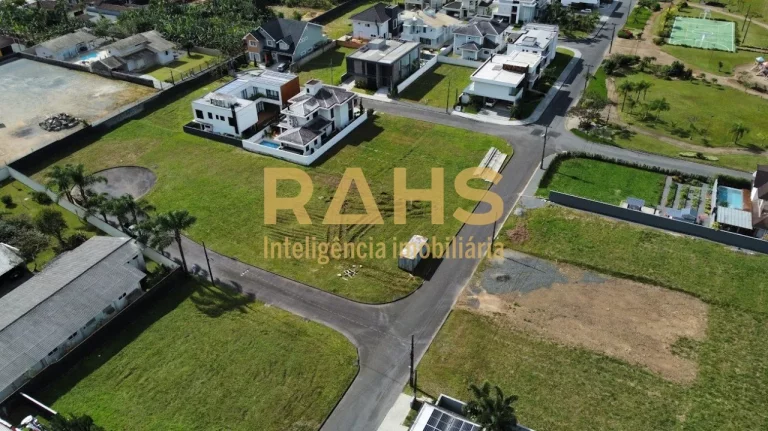 Imagem Terreno de esquina em condomínio fechado de Pirabeiraba Possui área total de 469,78 e condomínio ...