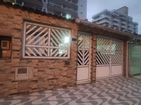 Imagem Casa à venda de 2 dormitórios na Vila Caiçara em Praia Grande-SP, com 96,13m² distribuídos em sala ampla, cozinha americada, 2 dormitórios sendo 1 suíte, banheiro social, área de serviço e 1 vaga de garagem. Aceita financiamento bancário. *As informações 