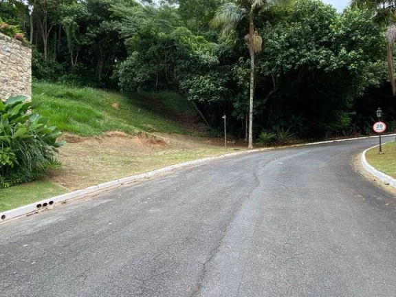 Imagem Excelente lote de 842m² em aclive e com fundo e lateral para área preservad
