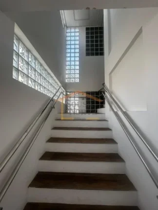 Imagem Prédio comercial com aproximadamente 670m², de construção recente e instalações modernas, dist...