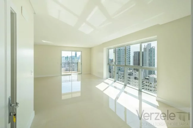 Imagem Apartamento 4 ou + dormitórios para Venda em Balneário Camboriú / SC no bairro Centro