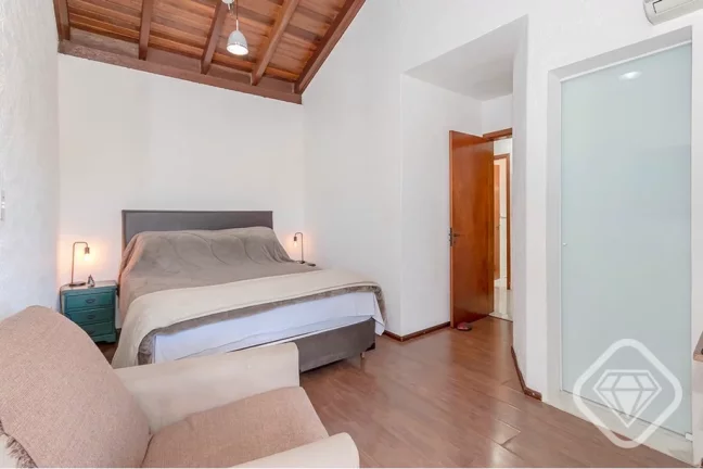 Imagem Casa de condomínio com charme, conforto e excelente padrão no bairro Ipanema

Esta residência de ...