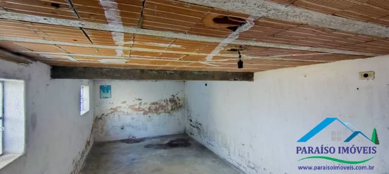 Imagem Casa no Centro com 4 Dormitórios com Amplo Terreno - Paraisópolis MG