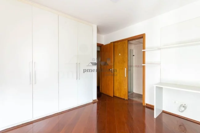 Imagem Belo apartamento com armários embutidos, arejado e iluminado. Amplo living para 02 ambientes, terra...