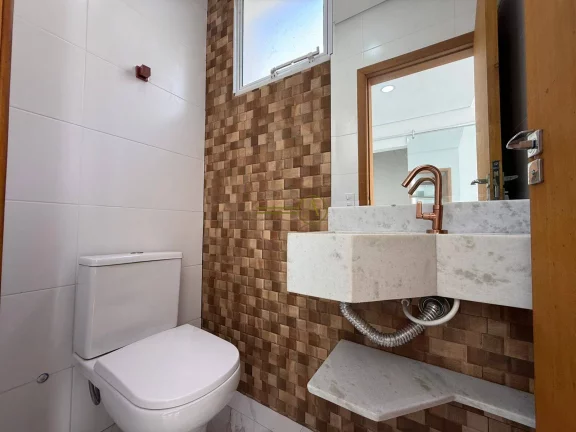 Imagem Casa térrea alto padrão com pé direito duplo, apenas 150 metros da praia