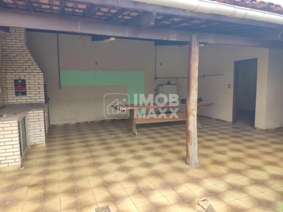 Imagem Casa à venda em Taguatinga Norte: 280m², 3 quartos, 1 suíte, 3 banheiros. Oportunidade por R$700 mil!