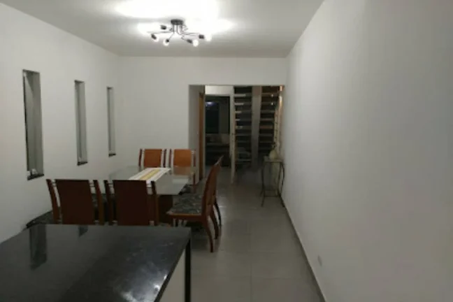 Imagem Sobrado espaçoso, recém-reformado, pronto para morar!