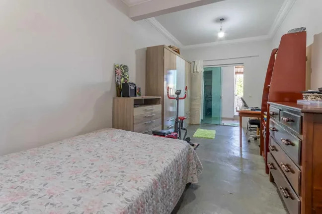 Imagem Casa com 3 suítes e 2 vagas de garagem no Centro de Balneário Camboriú.