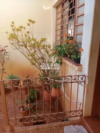 Imagem Vende-se casa de alto padrão com dois pavimentos no Centro de Igarapava/SP