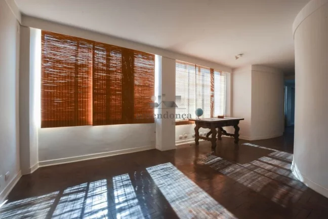 Imagem Apartamento 3 quartos, 1 suite, 2 vagas, 274 m2 varanda, para modernizar