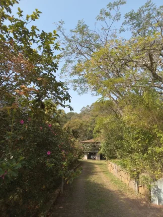 Imagem “Já pensou morar num paraíso com nascentes, colinas, e 7 casas a apenas 50km de São Paulo?”