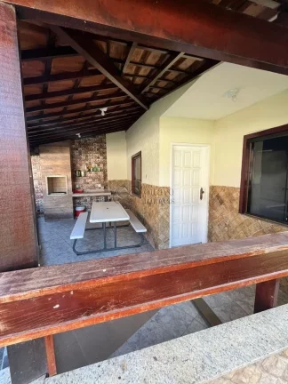 Imagem Casa em condomínio de 3 qtos, 1 suíte, varanda e churrasqueira, em condomínio fechado com piscina a venda ou aluguel em Rio das Ostras