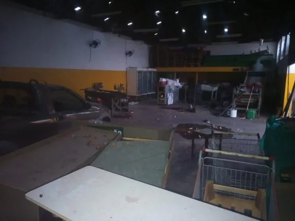 Imagem Barracão comercial em excelente localização contendo 01 WC com lavabo e 01 escritório. - Atual.2...