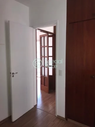 Imagem 56 metros 2 quartos Um deles possui armário embutido 2 banheiros Sacada Área de serviço Carpete d...