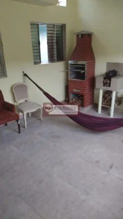 Imagem Vendo uma excelente casa com edícula terreno de 149 M2, no Jardim Lucélia Grajaú SP valor 340 mil. A Casa principal contém 2 dormitórios, 1sala,1 cozinha,1 banheiro,1área de servico, área de lazer, 1 vaga de garagem. Edícula contém, 1quarto, 1 banheiro, 1