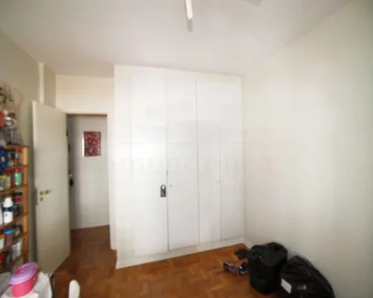 Imagem Amplo apartamento com piso de tacos, armários embutidos, living ampliado para 02 ambientes, 03 dorm...